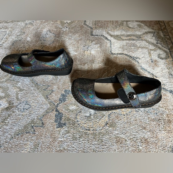 Savvy Jane Nursing Shoe in Black & Silver - Picture 4 of 6